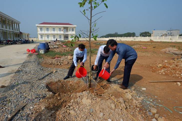 Kiều bào Đức tặng cây xanh bảo vệ môi trường tại Thanh Hóa